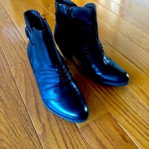 Euc Earth leather ankle boots free shipping